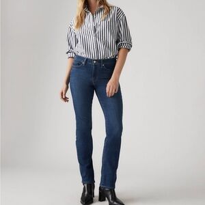 Levi’s denim dark wash mid rise classic straight jeans plus size 32